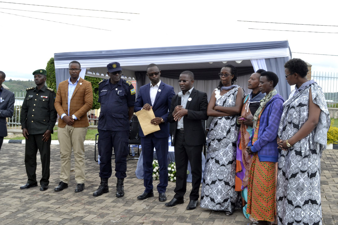 Abakozi b'ibitaro bageneye uwarokotse Jenoside utishoboye ibihumbi 300