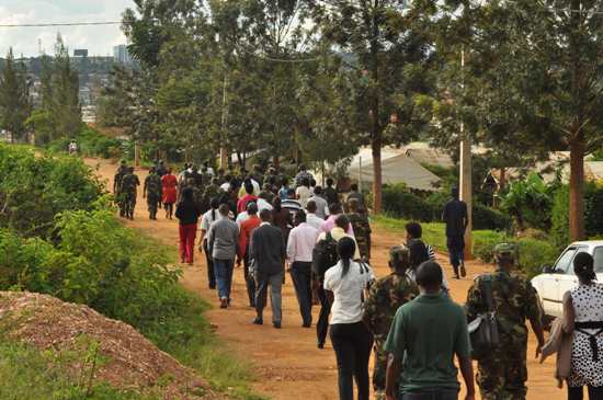 Mu kujya kwihanganisha impfubyi zirera zo mu murenge wa Niboyi, abakozi n'ubuyobozi bo mu bitaro bya Gisirikare bya Kanombe bakoze n'urugendo rwo kwibuka.