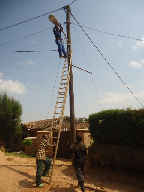 Abakozi ba EWSA mi gikorwa cyo kumanika amatara ku mihanda.