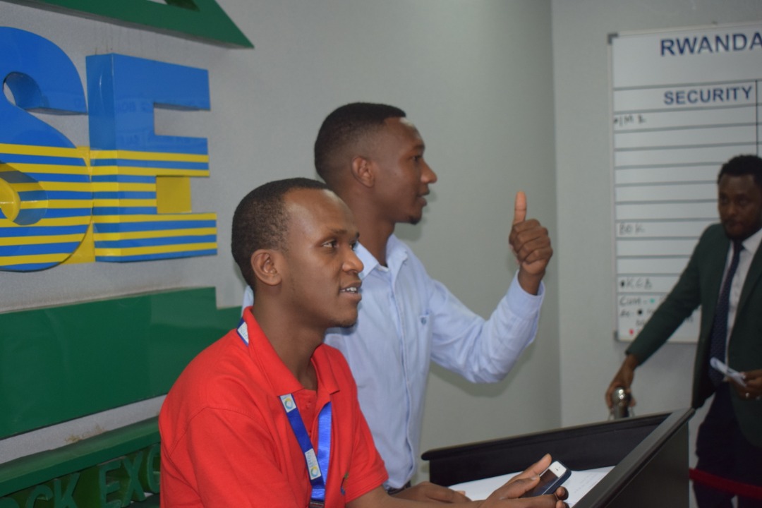 Abakozi ba EPRN na AIESEC bafashije urubyiruko mu gukabya inzozi zo gutangira gukorana n'isoko ry'Imari n'imigabane bababaza ibibazo mu rwego rwo gushaka ba nyiramahirwe