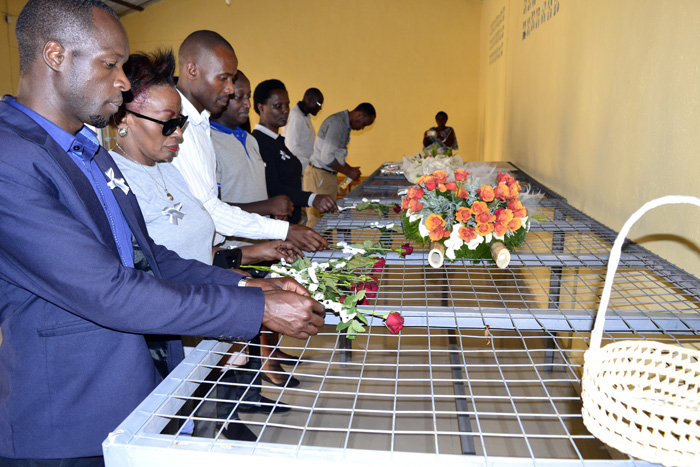 Abakozi ba RIAM na bo bashyize indabo ahabugenewe mu Rwibutso