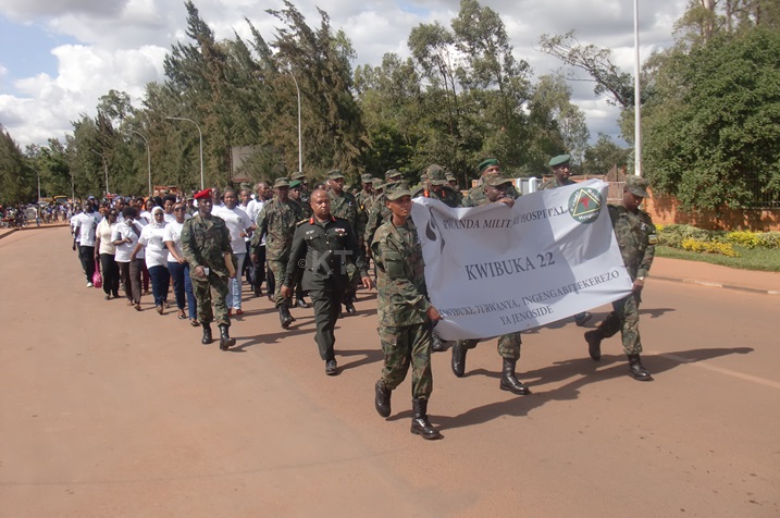 Abakozi ba RMH bari babanja gukora urugendo rwo kwibuka.