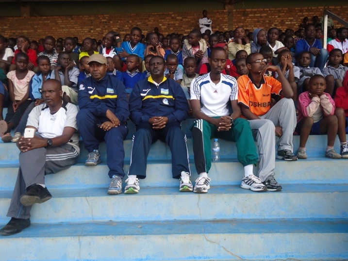 Abakozi batandukanye bitabiriye siporo.