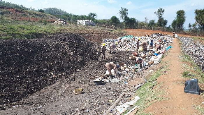 Abakozi bavangura imyanda nibo bafite ikibazo cyo kudahembwa