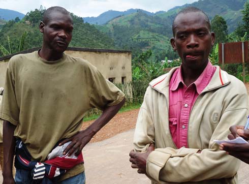 Bizimana na Mugabarigira bahakana ko batigeze bakubita umukecuru. (Photo: N. Leonard)