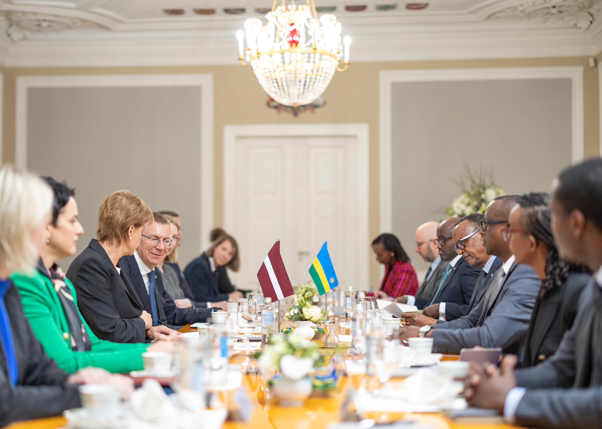 Abakuru b'ibihugu byombi n'abayobozi babaherekeje babanje kugirana ibiganiro