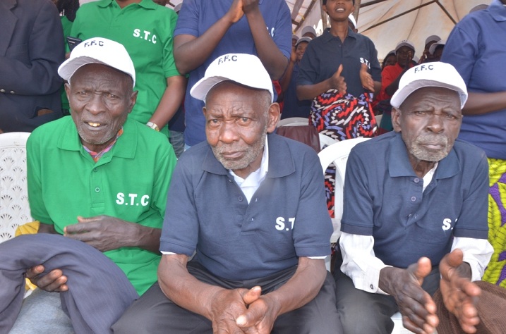 Abakuze bari bamaze igihe bahinga icyayi bishimira ko bagiye kunganirwa n'urubyiruko