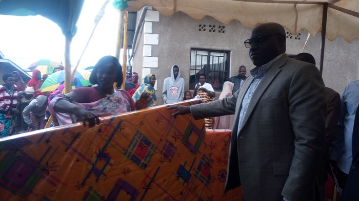 Guverineri Gasana yabashyikirije matela zo kubashimira