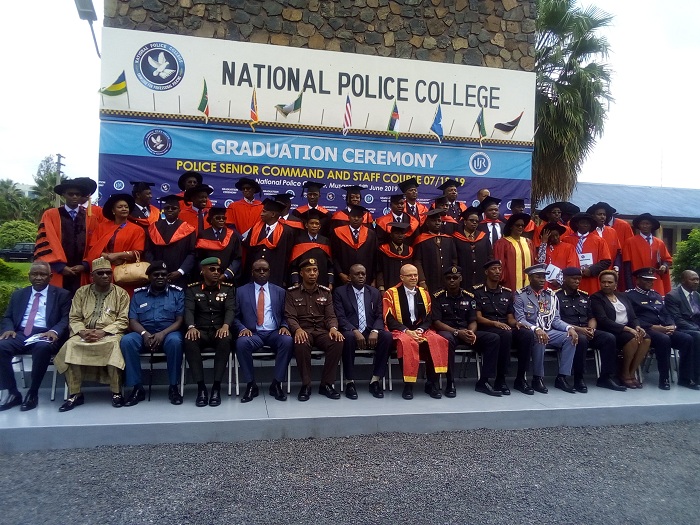 Abambaye amakanzu atukura ni bamwe mu barangije icyiciro cya Masters