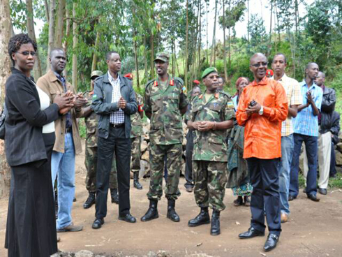 Abaminisitiri bifatanyije n'abaturage mu gutaha inyubako zubakiwe abaturage.