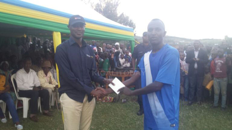 Ikipe y'Abapolisi bayihembye ibihumbi 25RWf naho iy'abamotari bayihemba ibihumbi 15RWf