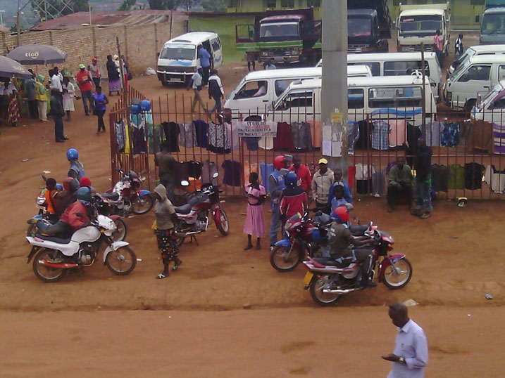 Abamotari bashinja umuyobozi wa koperative ko bamuhaye amafaranga ngo abakire "autorisation" ntabikore.
