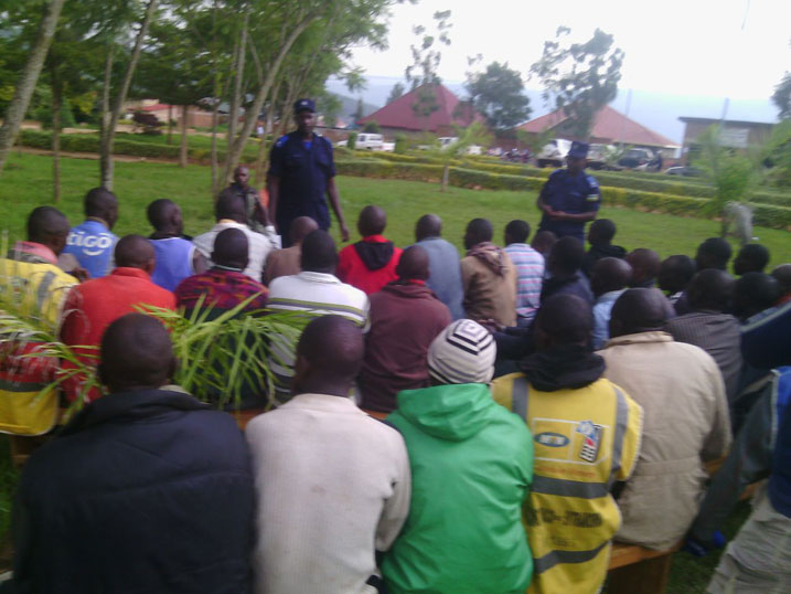 Polisi yibukije abamotari ko guhera tariki 01/01/2015 uzajya afatwa adafite "autorisation" azajya acibwa amande.
