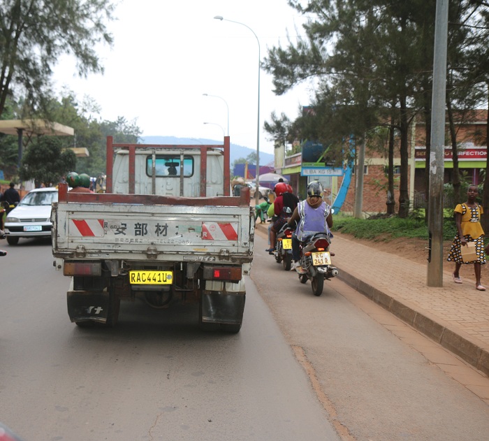 Abamotari banengwa kuba bagenda nabi mu muhanda, banyura ahadakwiye, polisi yanabahagarika bakanga guhagarara bikabaviramo gukora impanuka