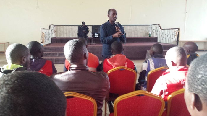 Guverineri Mufulukye yashimiye bamwe mu bamotari batanga amakuru ku mutekano