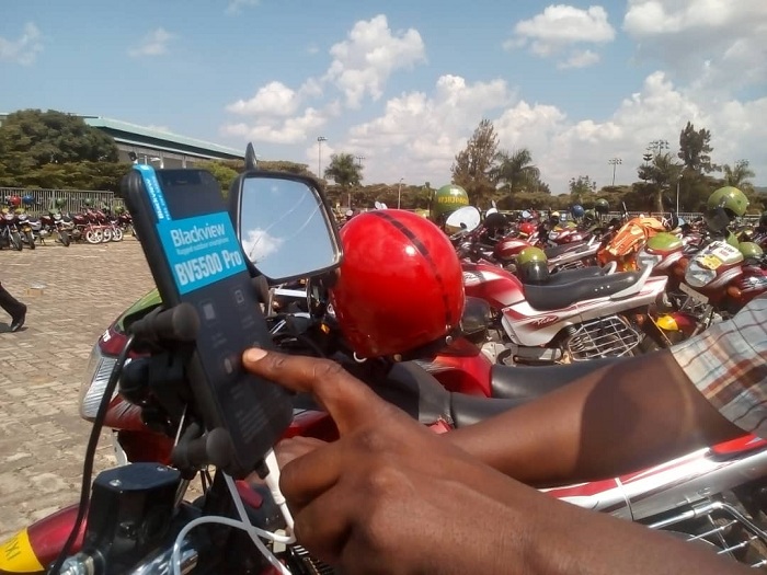 Abamotari baritegura umunsi wo gusubira mu kazi bahabwa mubazi bazajya bakoresha mu kwishyuza abagenzi