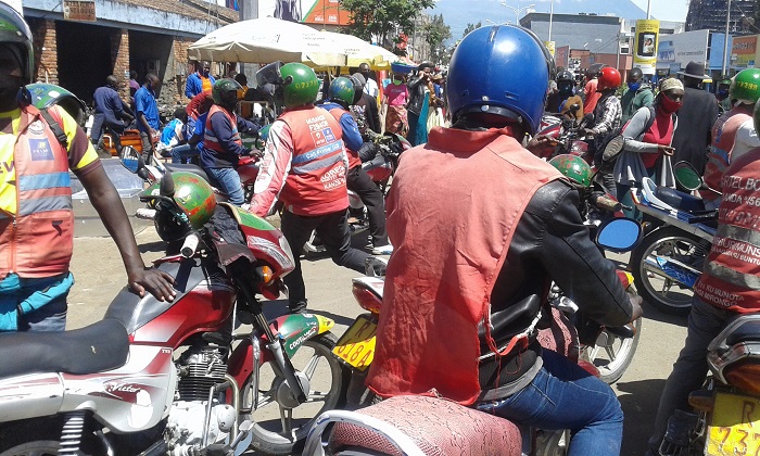 Hari abo wasangaga uyu mwambaro warabacikiyeho bikaba ngo byabateraga ipfunwe ndetse ntibabone n'abakiriya