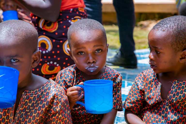 Mu Irerero Ubumwe biguriye imashini bifashisha mu kudodera abana babo iniforume