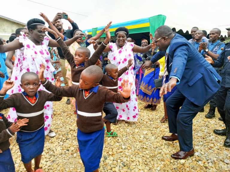 Abakuru n'abatoya bose babyinnye bashima Inkotanyi