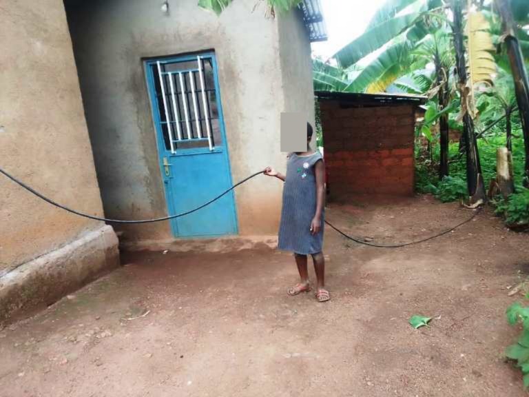 Iyo ababyeyi barangaye, abana bakinisha insinga