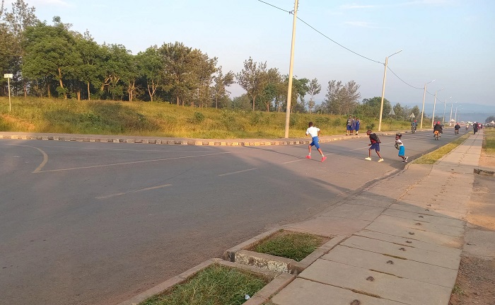 Abana bibasaba kunyura mu muhanda biruka kandi bakambukira aho babonye