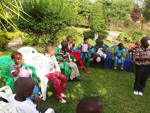 Abana barishimye mu munsi mukuru bateguriwe n