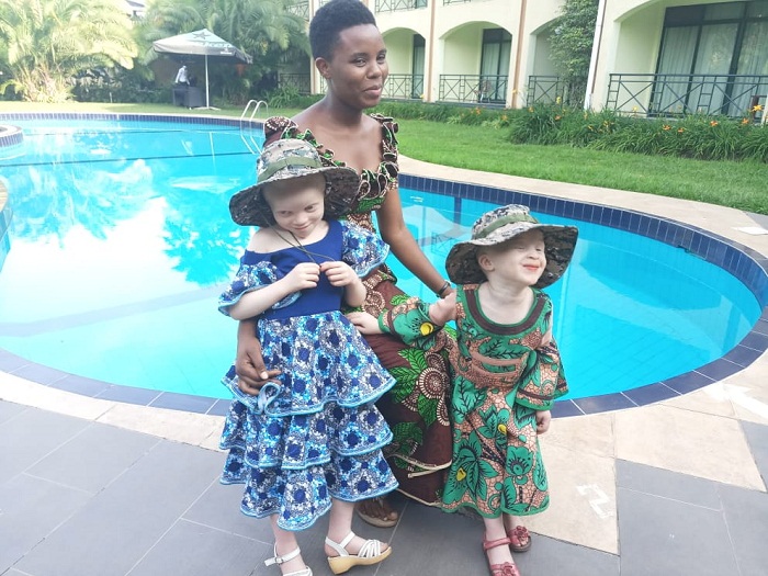 Umubyeyi n'abana be barishimye