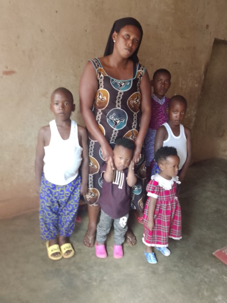 Yishimiye gusubirana abana (bambaye isengeri) umugabo yari yaratwaye, icyakora agasaba ubufasha bwo kubarera