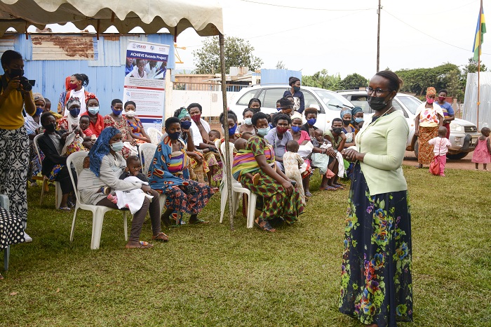 Dr Umugwaneza Placidie avuga ko uretse kubaha ubwo bufasha banabigisha uko biteza imbere