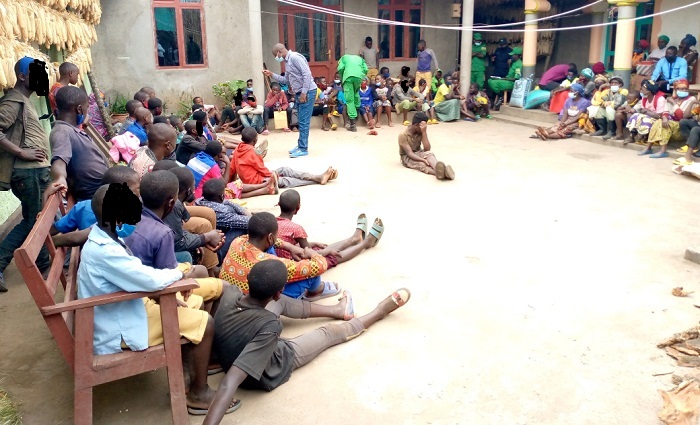 Aba ni bamwe mu bana bataye ishuri bafatiwe mu isoko rya Kinkware bahacururiza ibintu bitandukanye