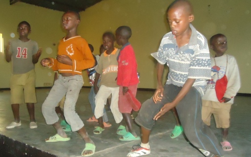 Abana bitabiriye amatora bagize n'igihe cyo kwidagadura.