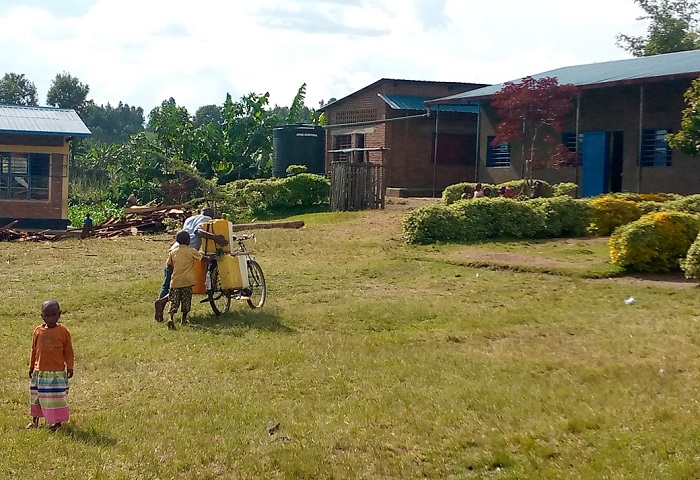 Biyambaza abatwara abagenzi ku magare bakaba ari bo babatundira amazi yo gukoresha mu mirimo irimo n'iyo gutekera abanyeshuri