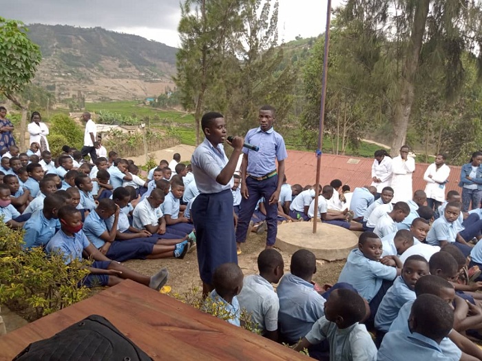 Abanyeshuri bagiye babaza ibibazo binyuranye