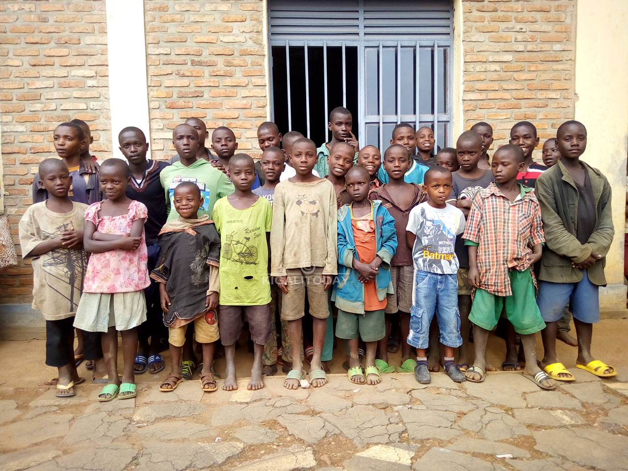 Abana bahawe imiryango bishimiye kuva mu muhanda 