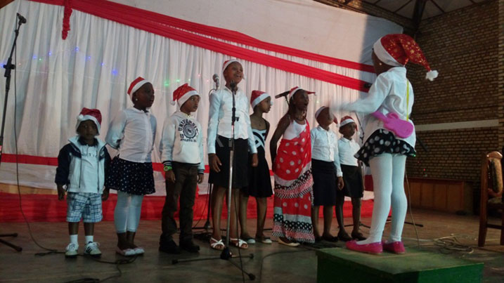 Abana b'ababyeyi baririmba muri Korari Ijuru na bo bacishagamo bakaririrmba.