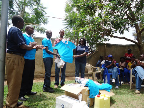 Ishuri ry'Itangazamakuru rya Mount Kenya University ryasuye “Love for Hope” riwufashisha ibiribwa n'utundi dukoresho tw'ibanze.