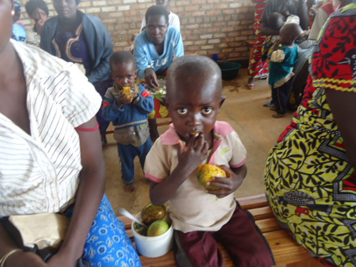 Abana bahawe n'imbuto ari nako ababyeyi bigishwa kujya babaha igaburo ryuzuye bifashishije ibiboneka iwabo.