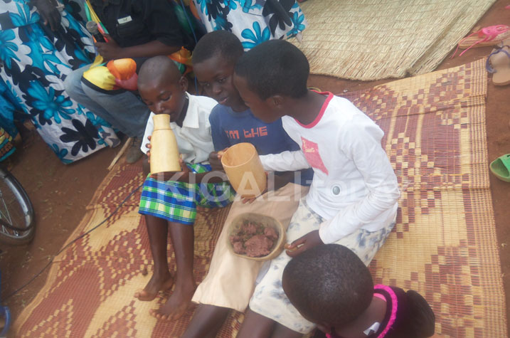 Abana baganujwe ku mutsima w'amasaka n'amata.