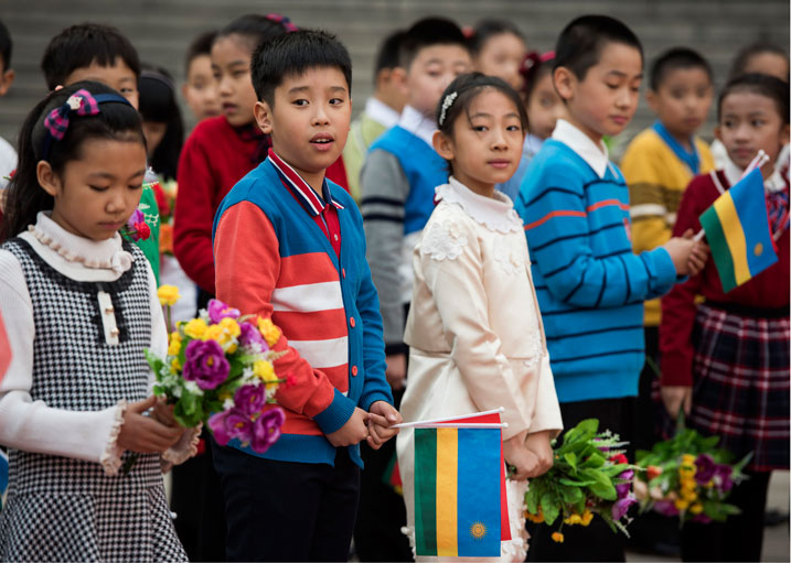 Abana baje kwakira Perezida Paul Kagame.