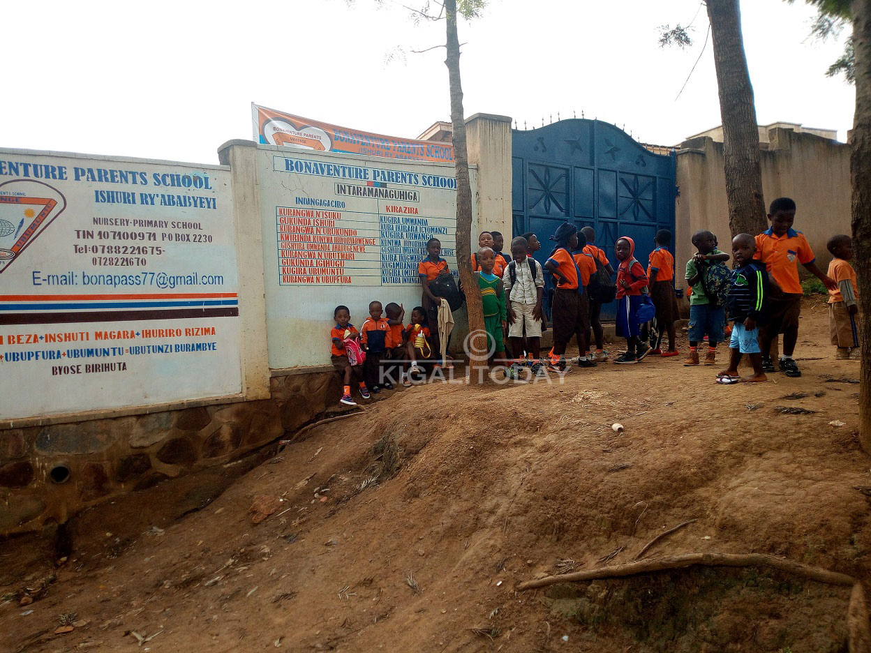 Abana babuze aho bigira birirwa imbere y'Umuryango 