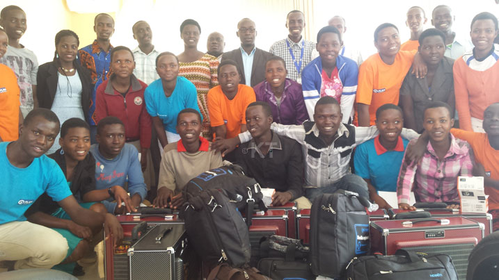 Abana bamaze guhabwa ibikoresho byo kubafasha gukangurira bagenzi babo gusubira mu ishuri.