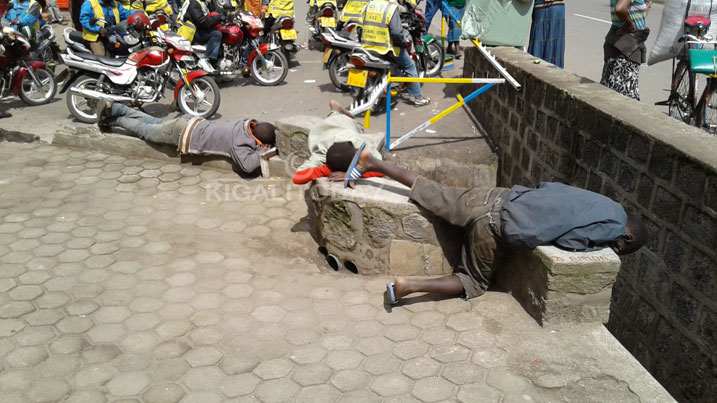 Mu masaha ya ku manywa iyo bamaze kunanirwa usanga baryamye ku mihanda