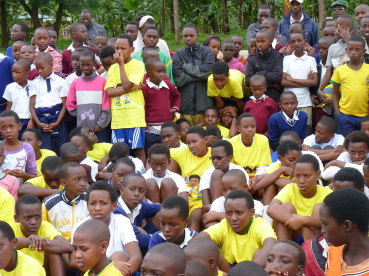 Abana batarengeje imyaka umunani ni bo bari bakusanyirijwe hamwe ku kibuga cya Saint Aloys.