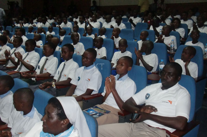 Abana na bo bari baje kwifatanya na Polisi ku isabukuru yayo.