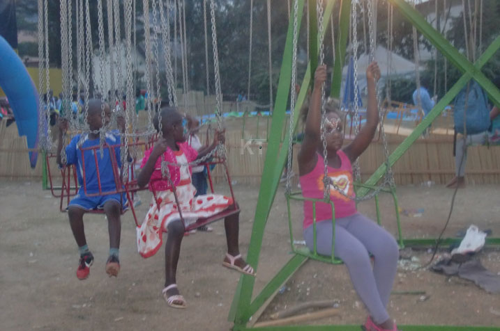 Bazengurutswa mu kirere.