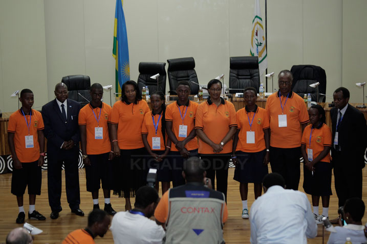 Abana n'abayobozi mu ifoto y'urwibutso