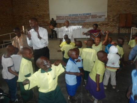 Abana bafite ubumuga bishimanye n'abakozi b'akarere ka Nyanza babyinana.