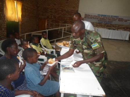 Abana bafite ubumuga basabanye n'abantu banyuranye basangira.