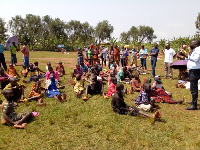 Abana basaga 30 bafatiwe mu isoko ryo ku Rwina baje batwaje ababyeyi imitwaro