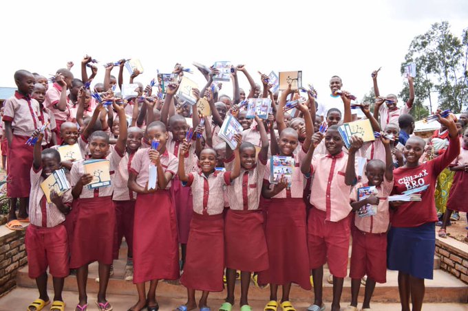 Abana biga ku Ishuri ribanza rya Kirambo bishimiye ibikoresho by